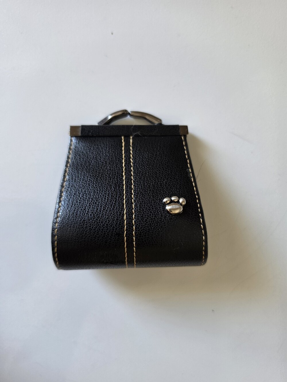 Vintage black textured leather kiss-lock coin purse w/ silver-tone metal paw